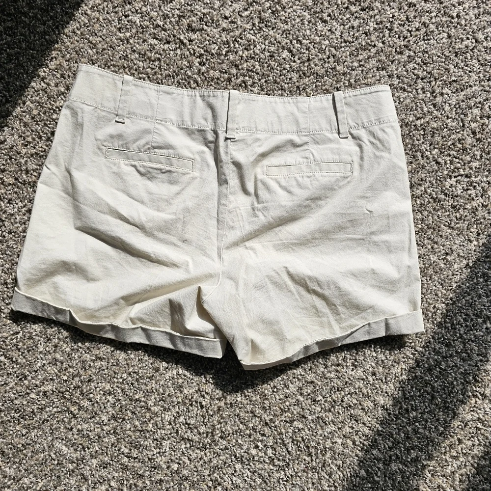Ann Taylor Women's Cream Flat-Front Shorts